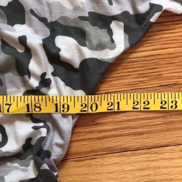 Retreat by Rhonda Shear Top Sz L Gray White Camo Soft w ruched sides Soft knit - Picture 6 of 10